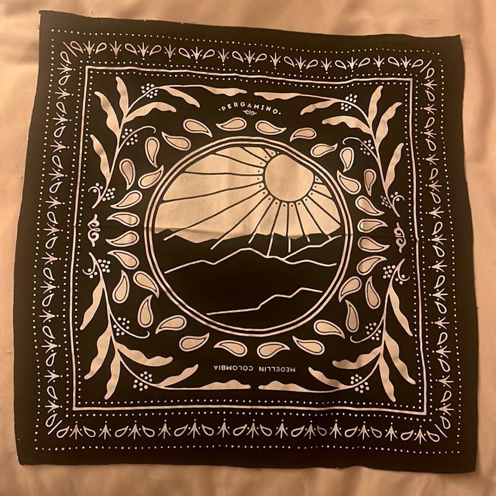 PERGAMINO MEDELLÍN COLUMBIA Black & Tan Scarf